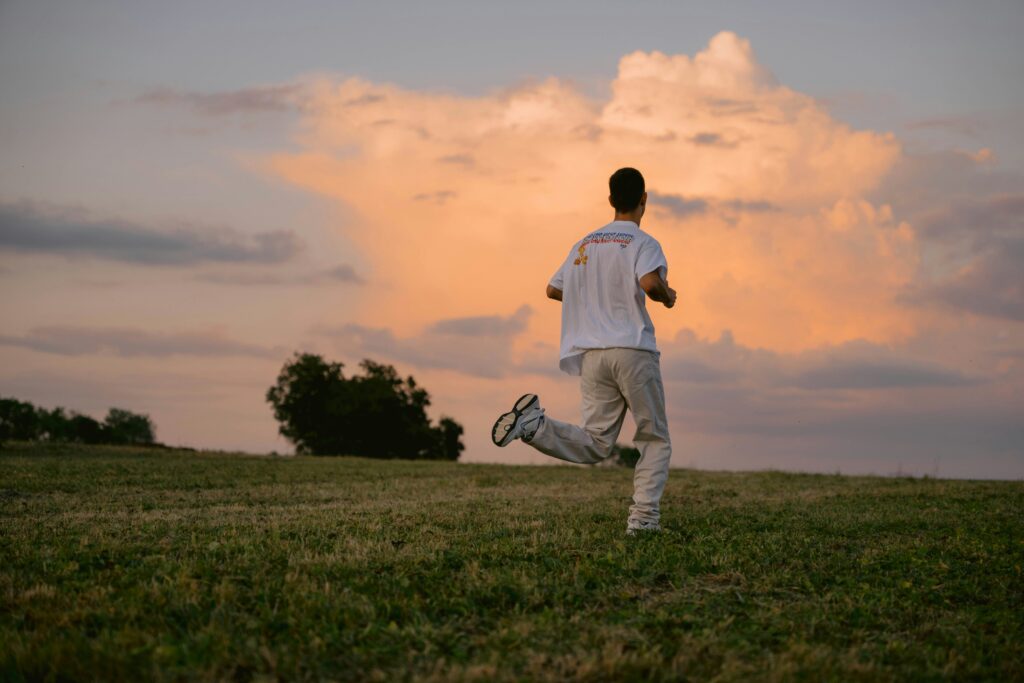 Uomo che corre al tramonto durante allenamento outdoor